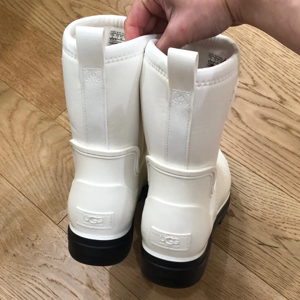 NIB UGG Droplet Mid Rain Boots Size 9 White